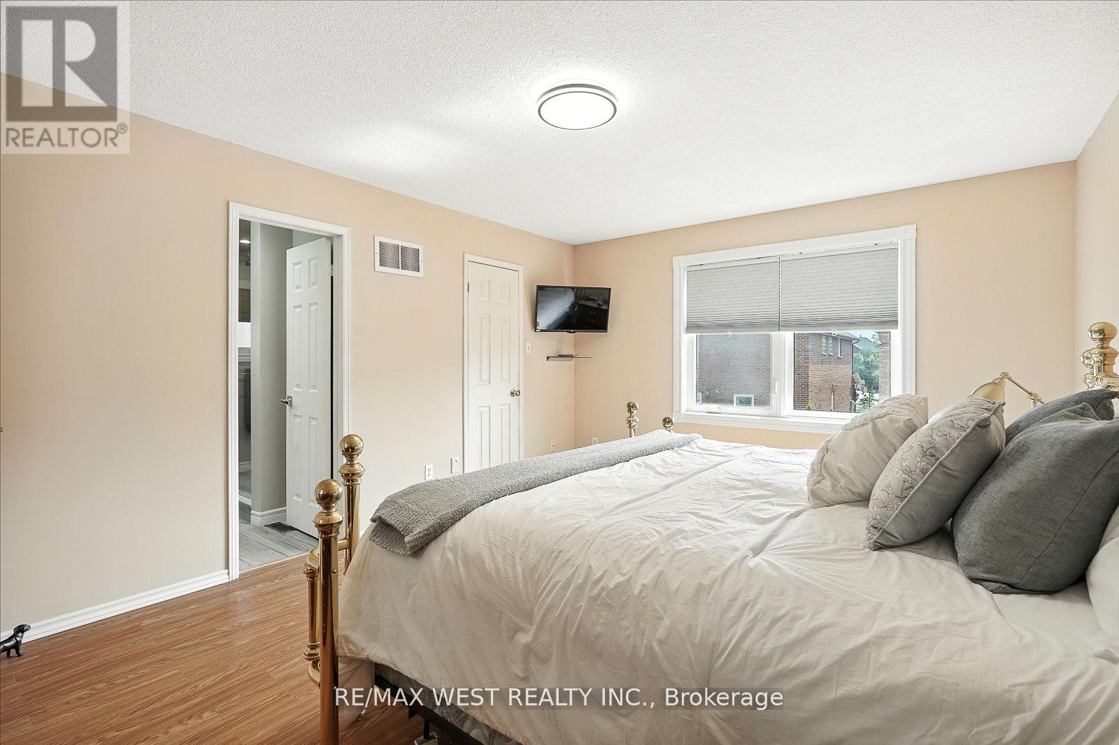 Photo 6 of 5654 Dawlish Crescent, Mississauga ON