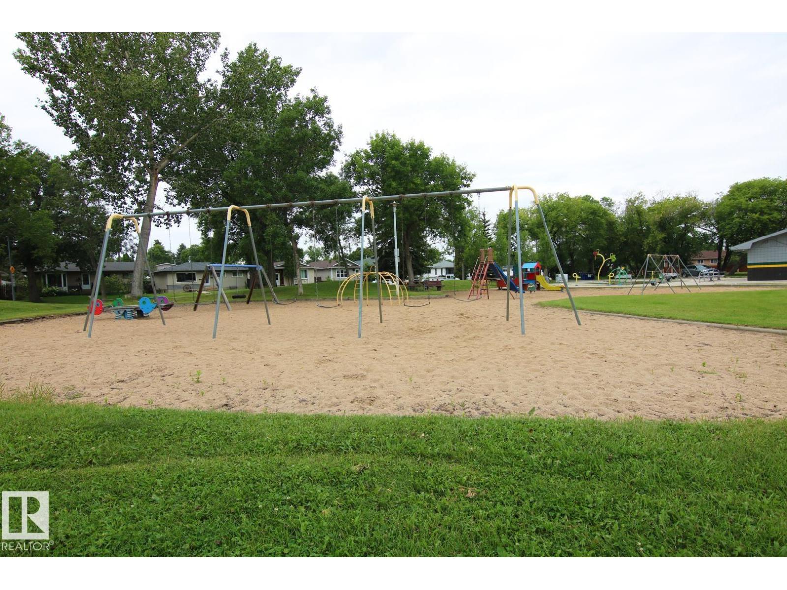 Photo 5 of 4304 121 Av Nw, Edmonton AB
