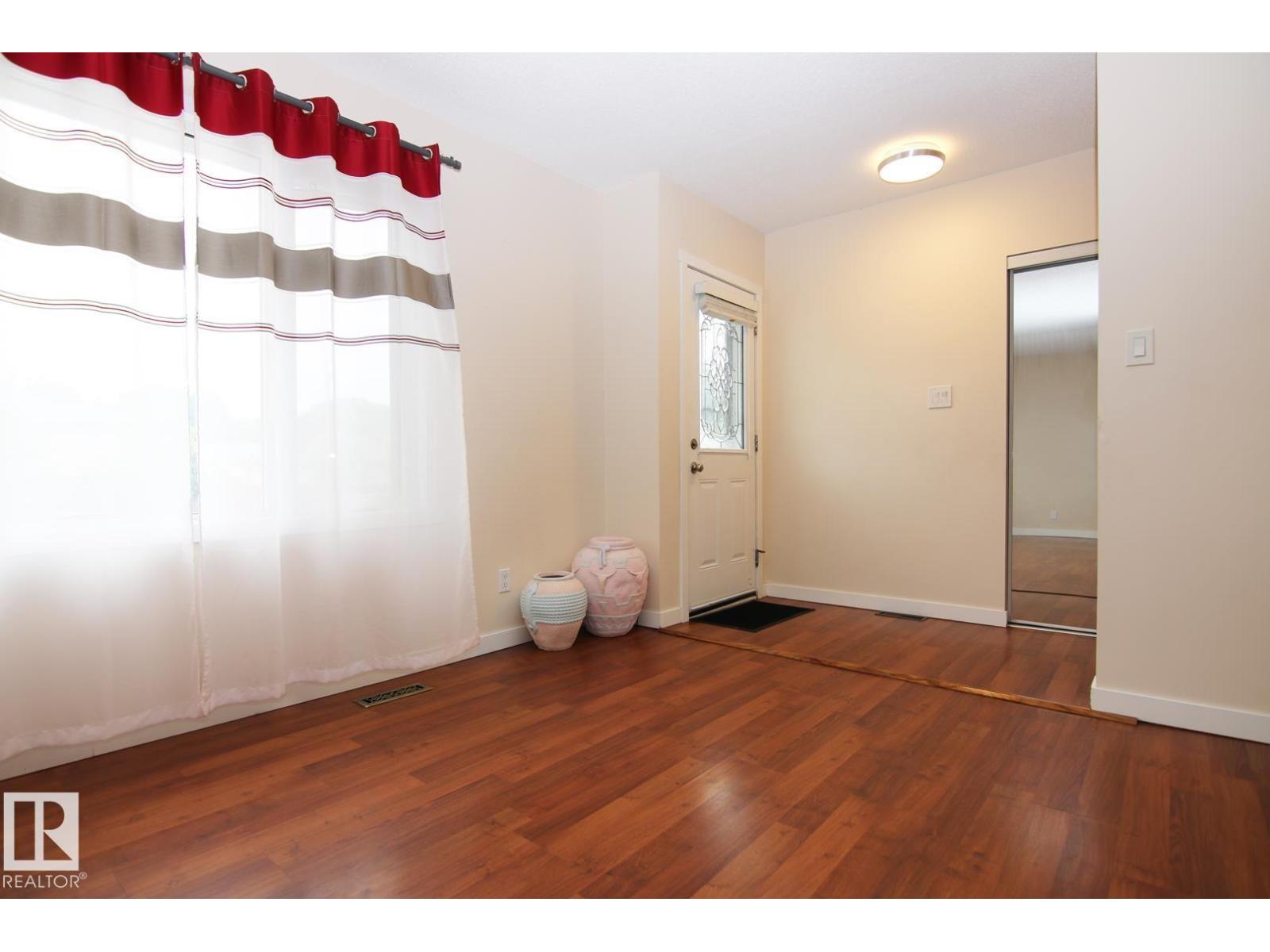 Photo 17 of 4304 121 Av Nw, Edmonton AB