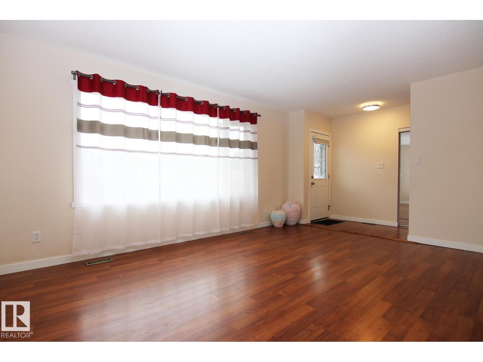 Photo 9 of 4304 121 Av Nw, Edmonton AB