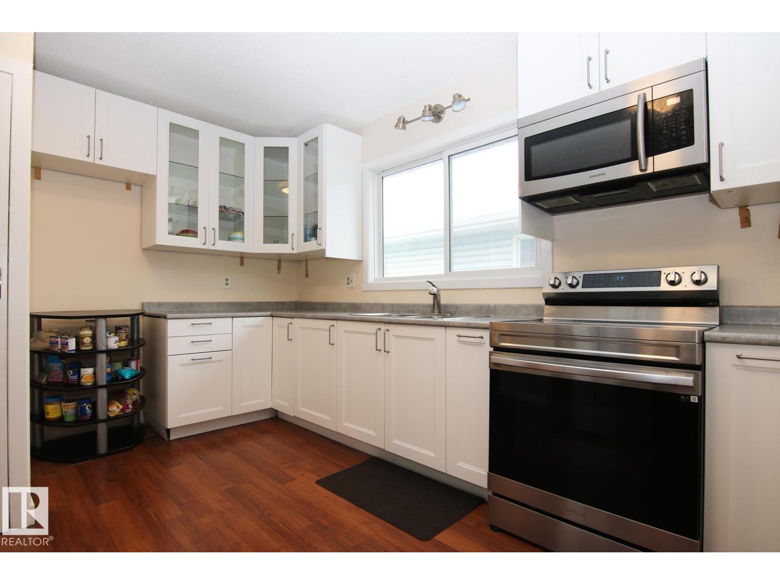Photo 10 of 4304 121 Av Nw, Edmonton AB