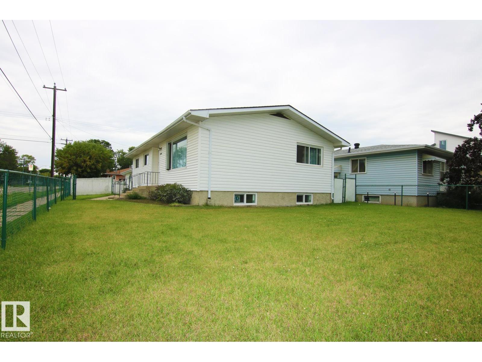 Photo 6 of 4304 121 Av Nw, Edmonton AB