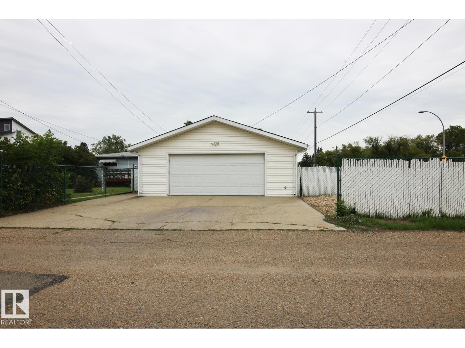 Photo 7 of 4304 121 Av Nw, Edmonton AB