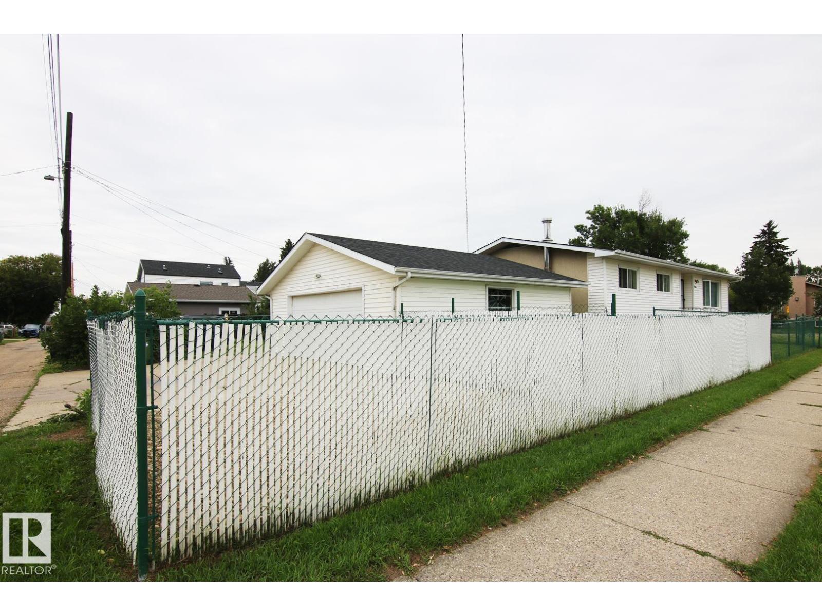 Photo 28 of 4304 121 Av Nw, Edmonton AB