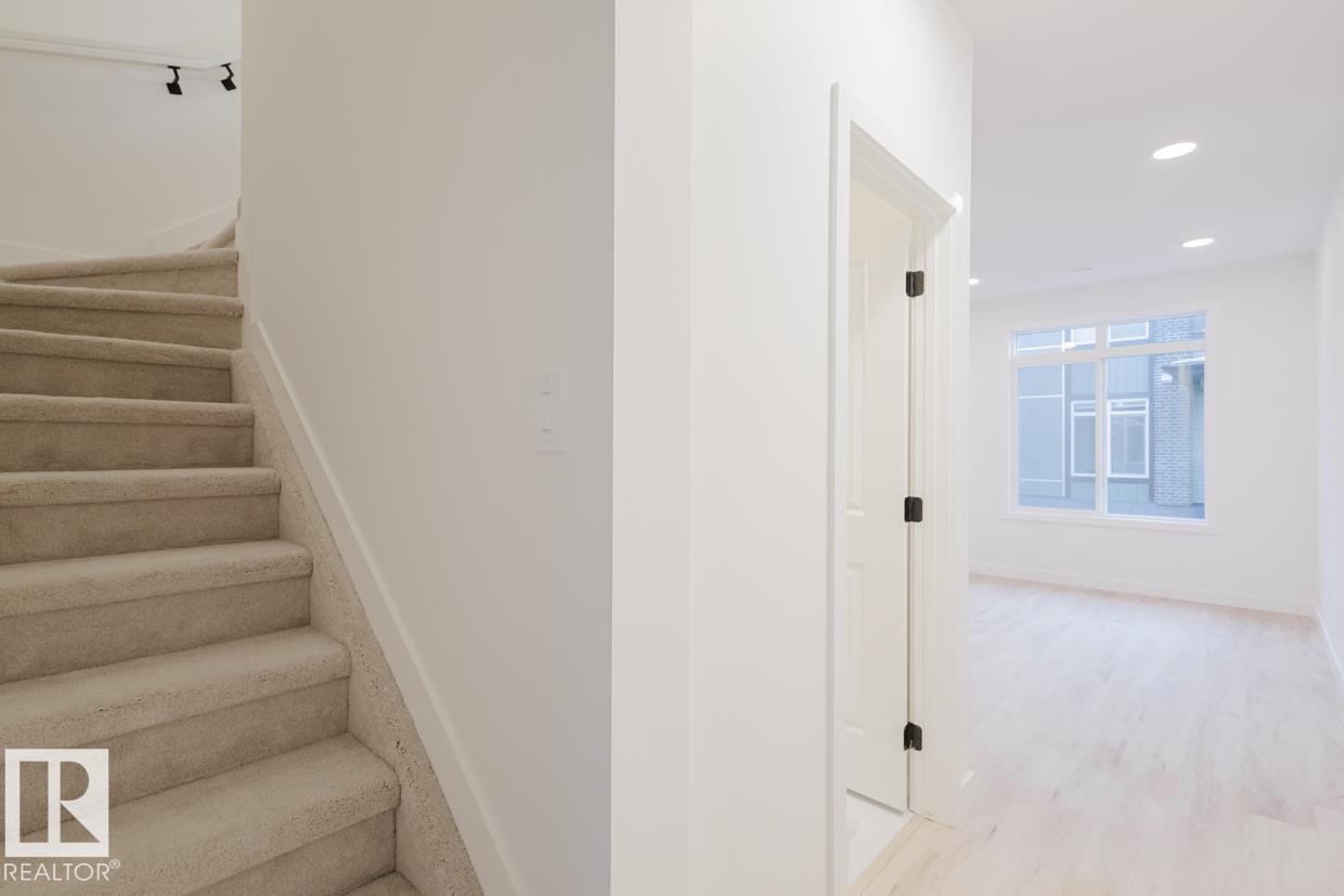 Photo 8 of 22 16231 19 Av Sw, Edmonton AB
