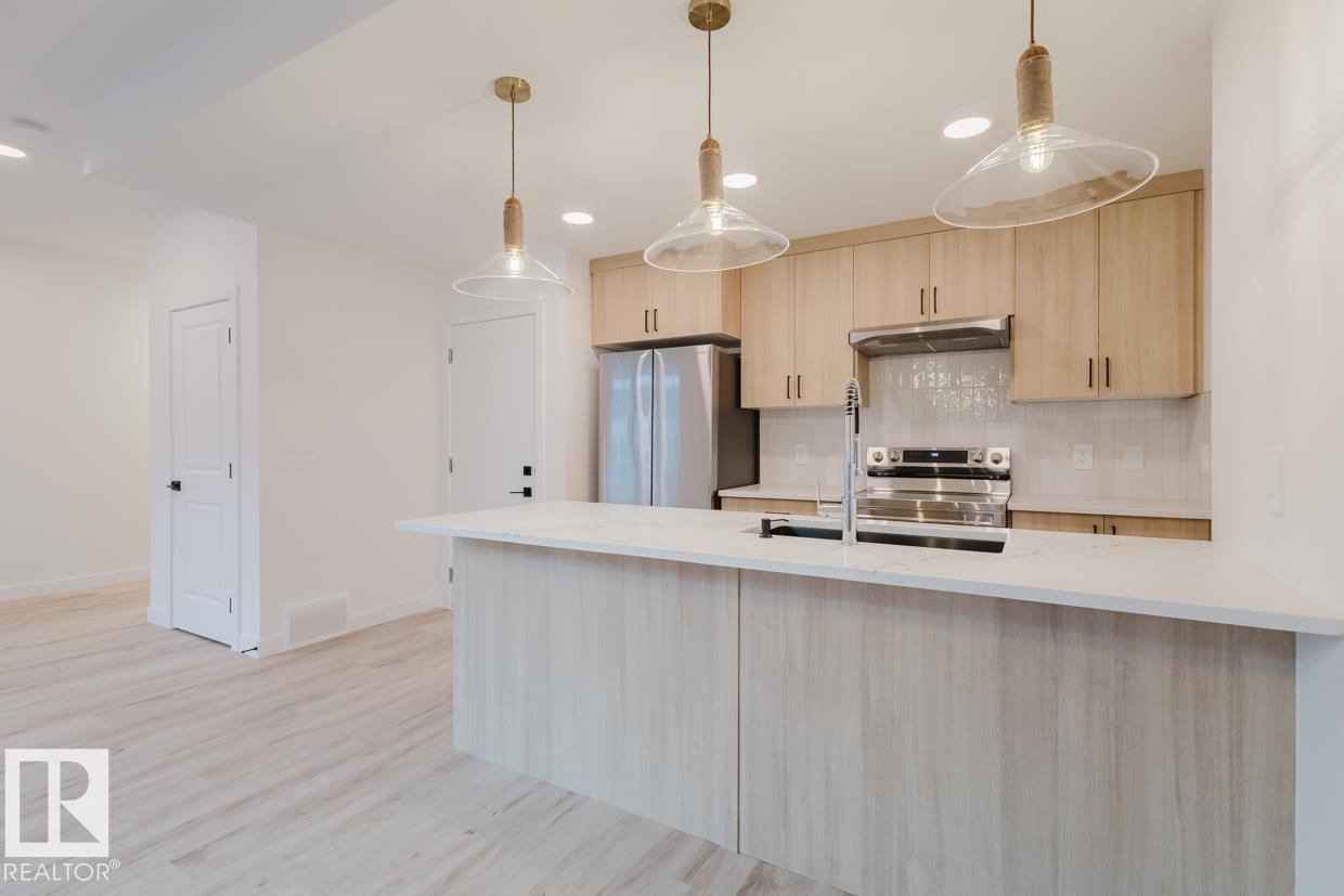Photo 11 of 22 16231 19 Av Sw, Edmonton AB