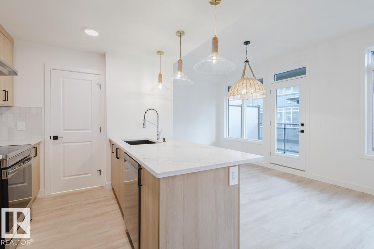 Photo 12 of 22 16231 19 Av Sw, Edmonton AB