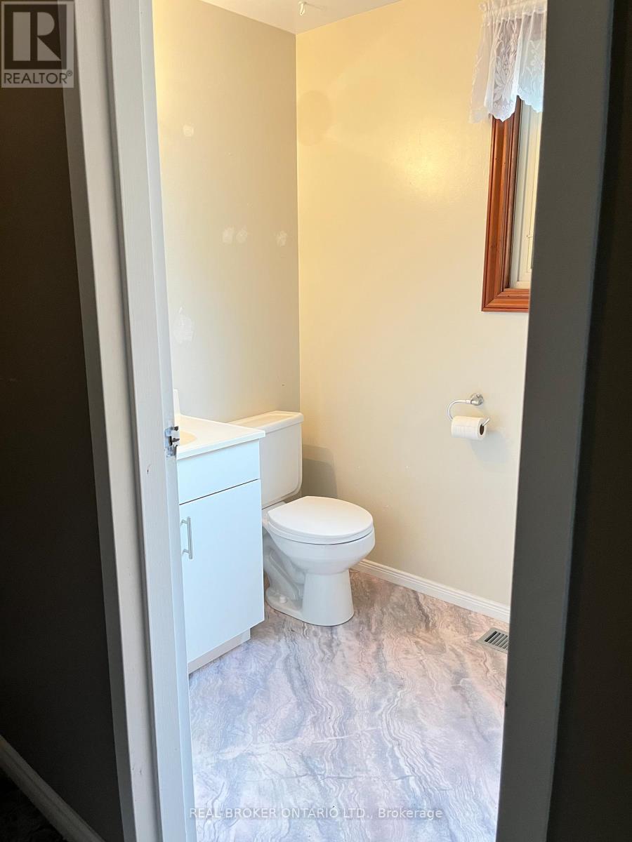Photo 23 of 47 Wedgewood Avenue E, Chathamkent ON