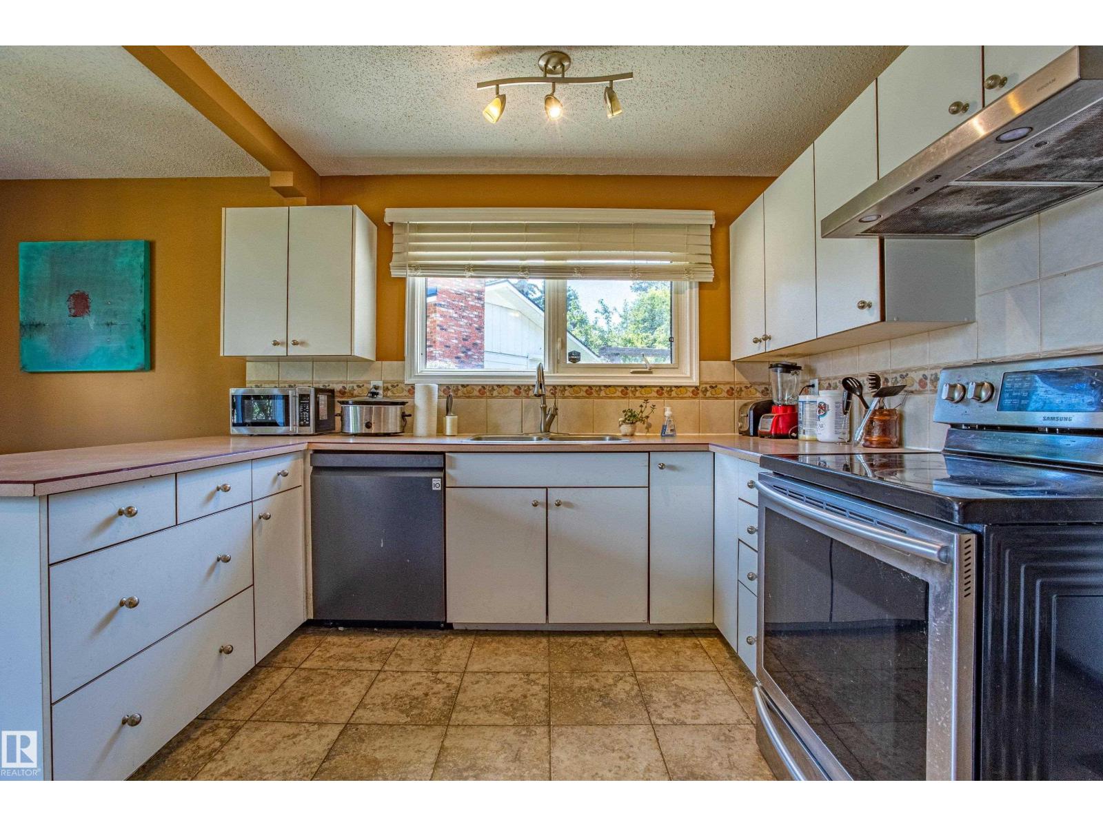 Photo 18 of 135 Homestead Cr Nw, Edmonton AB