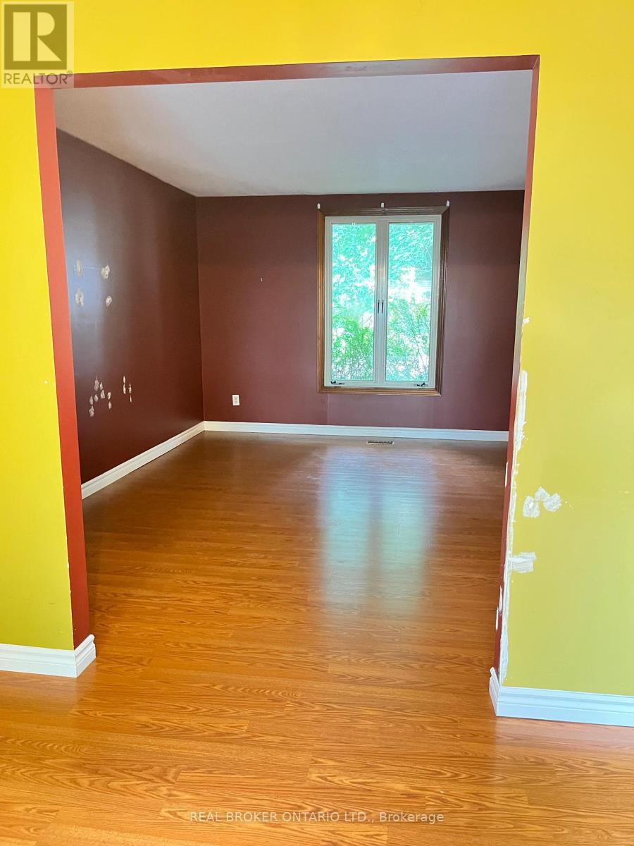 Photo 17 of 47 Wedgewood Avenue E, Chathamkent ON