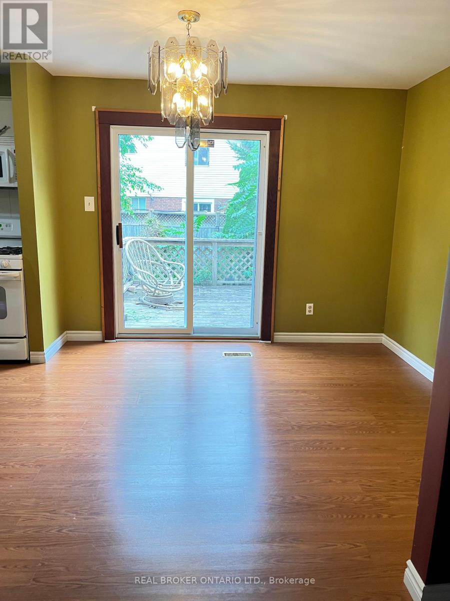 Photo 2 of 47 Wedgewood Avenue E, Chathamkent ON