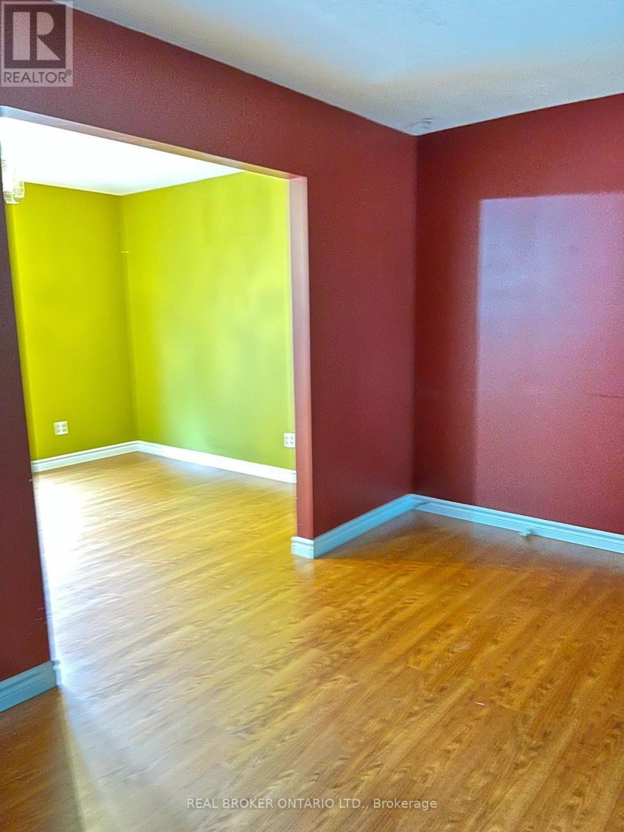 Photo 24 of 47 Wedgewood Avenue E, Chathamkent ON