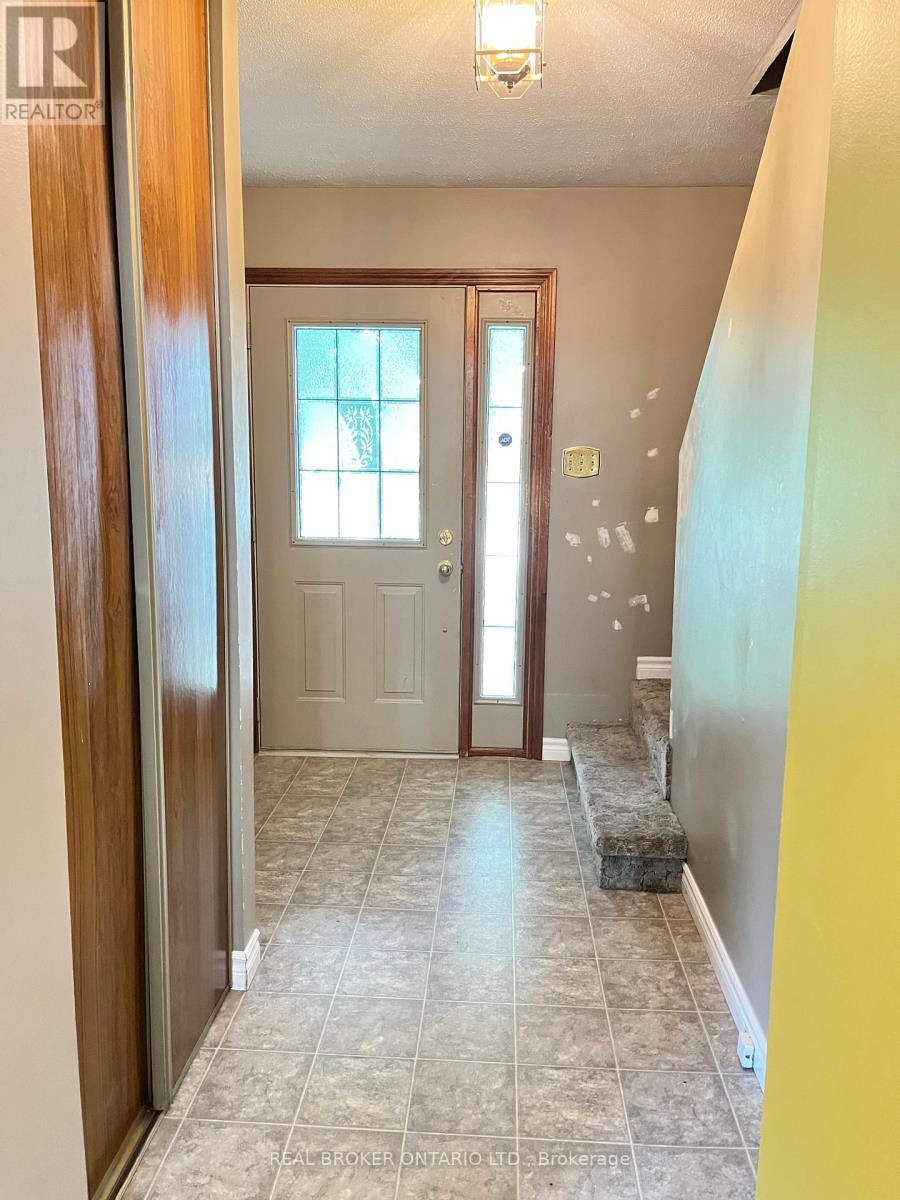 Photo 32 of 47 Wedgewood Avenue E, Chathamkent ON