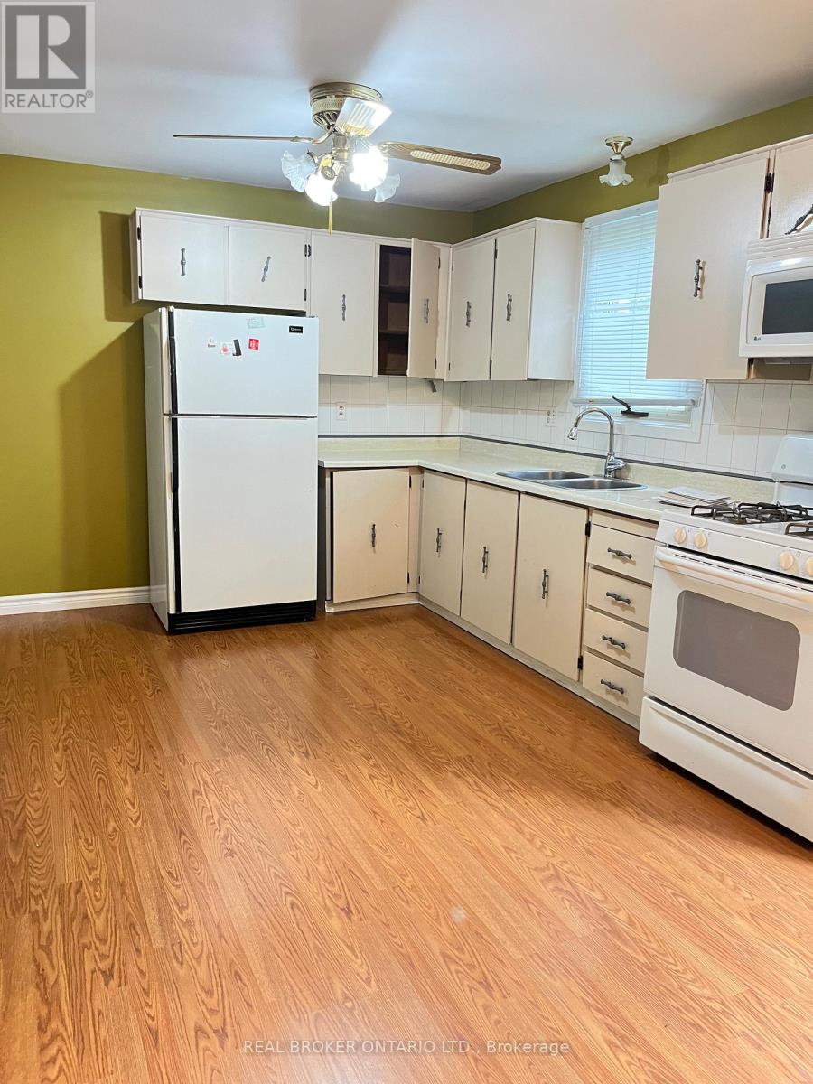 Photo 25 of 47 Wedgewood Avenue E, Chathamkent ON