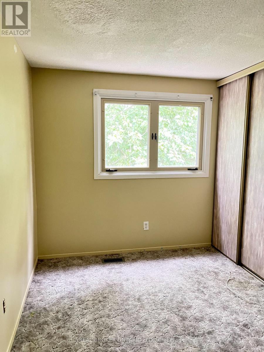 Photo 27 of 47 Wedgewood Avenue E, Chathamkent ON