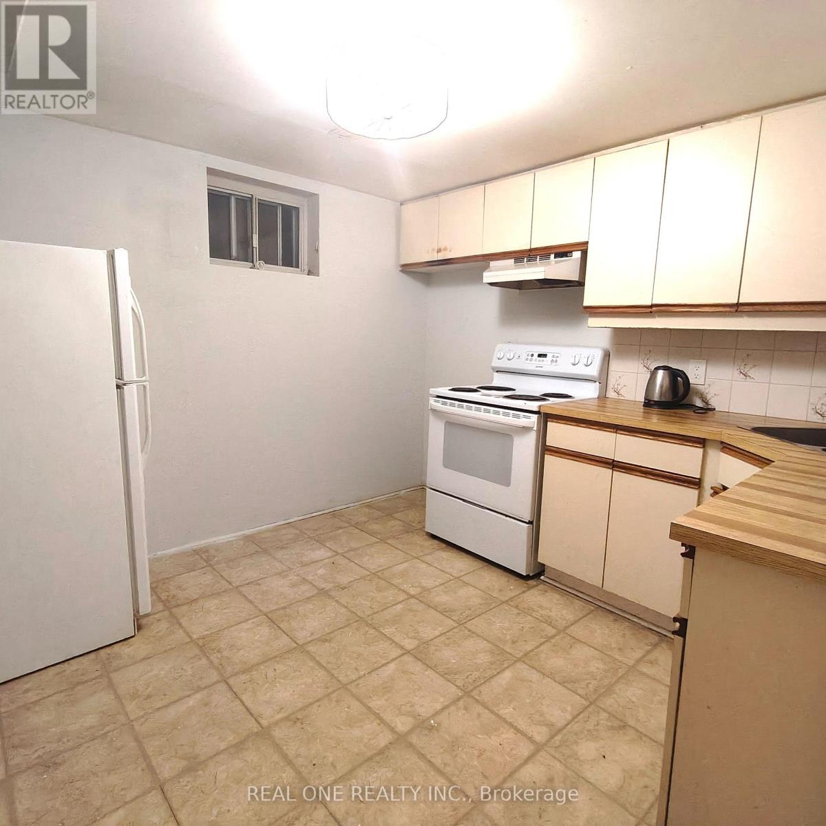 Photo 3 of Lower 18 Gardens Crescent, Toronto ON