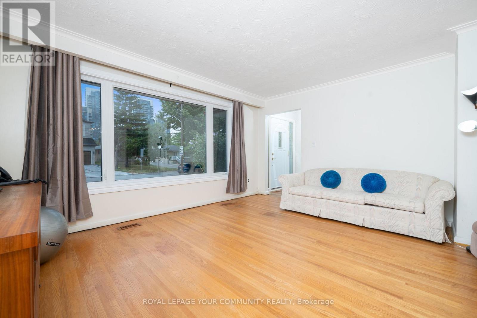 Photo 11 of 77 Peace Drive, Toronto ON