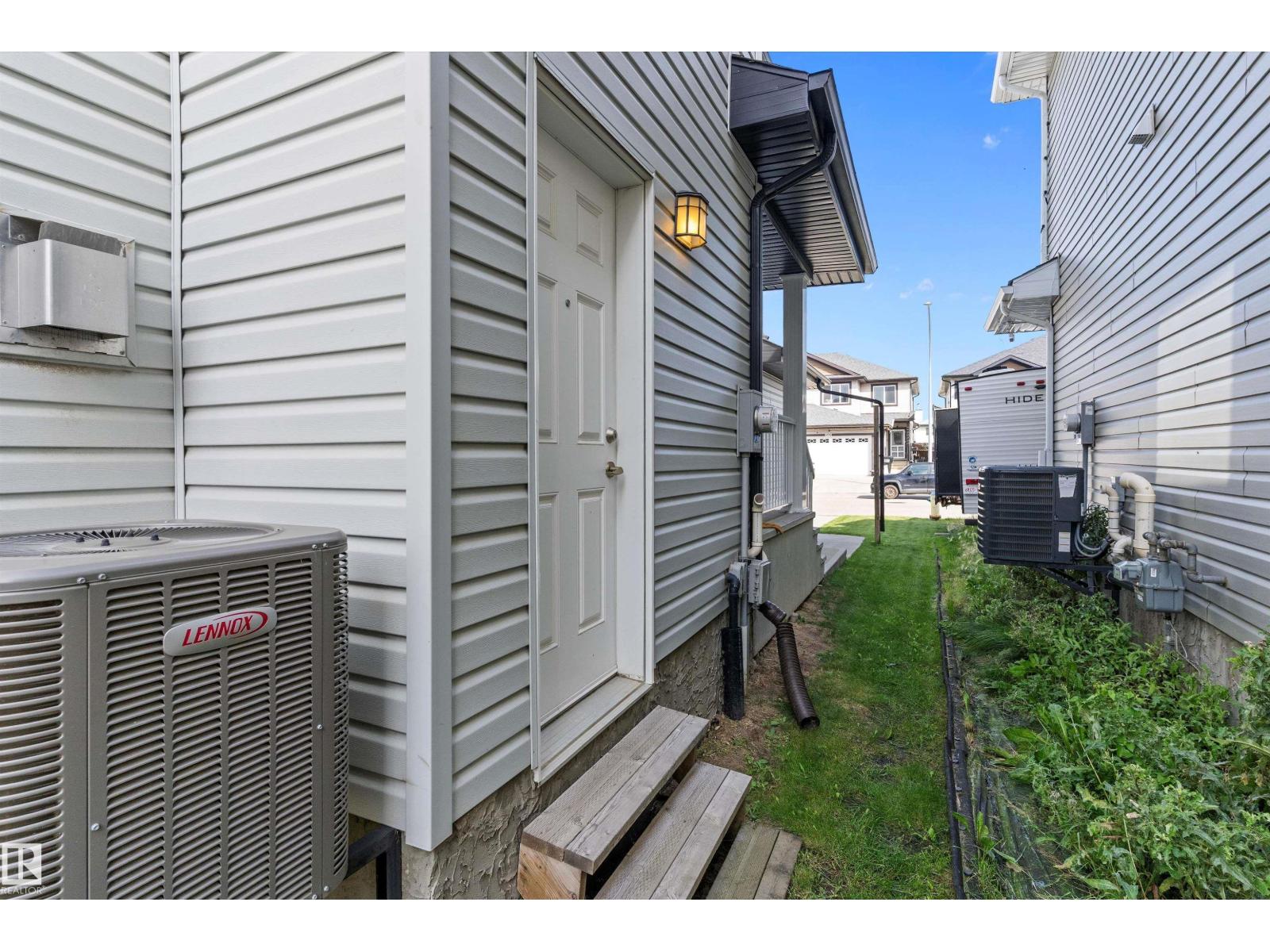 Photo 8 of 15132 31 St Nw, Edmonton AB