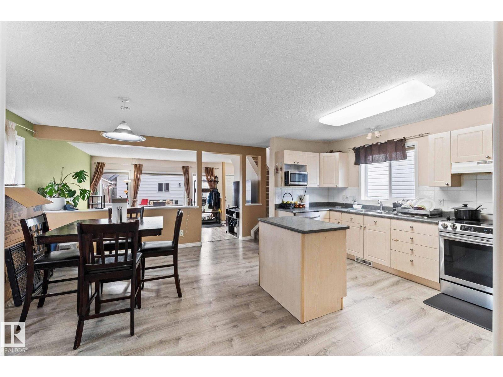 Photo 12 of 1220 Gillespie Cr Nw, Edmonton AB