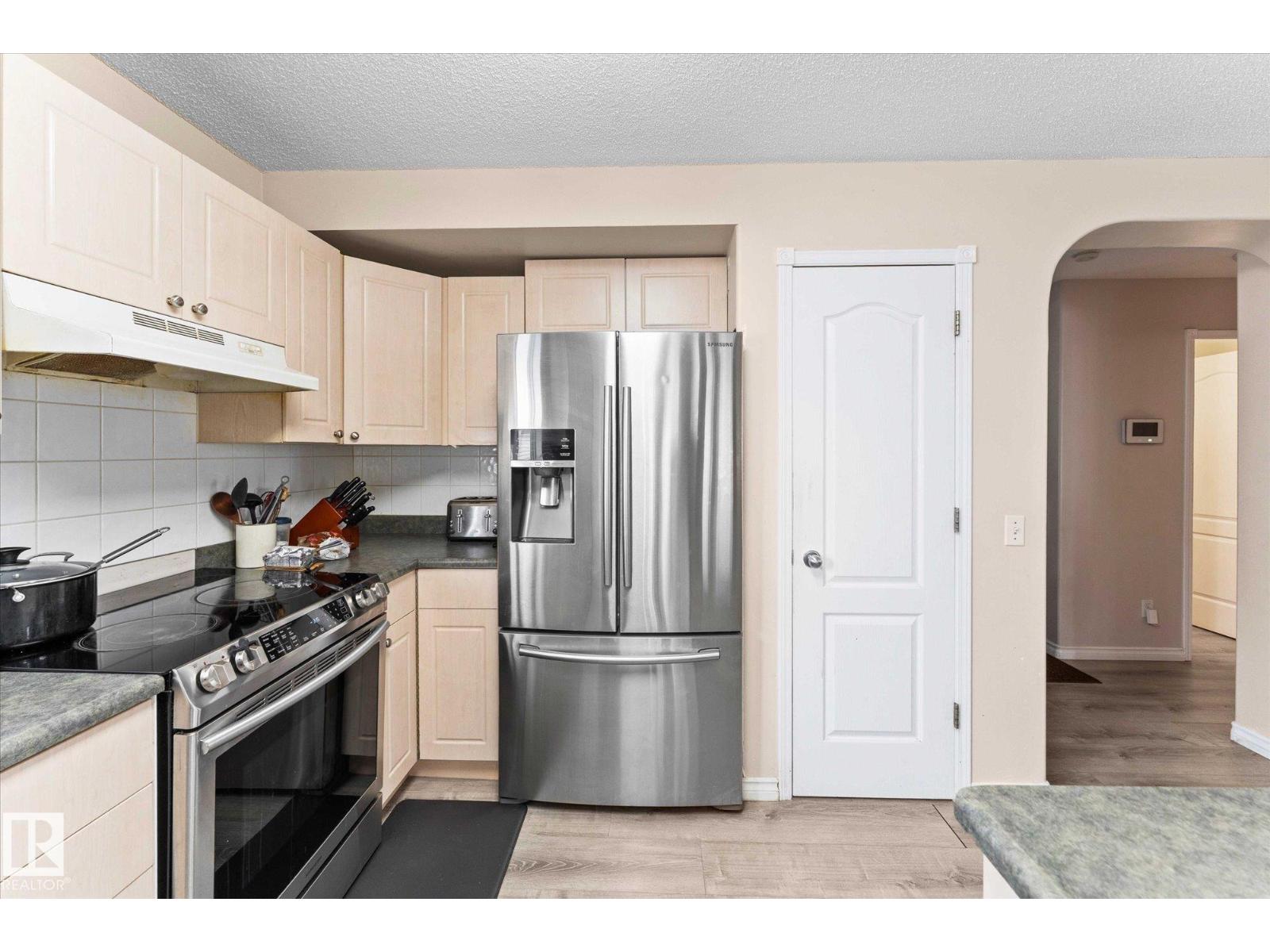 Photo 8 of 1220 Gillespie Cr Nw, Edmonton AB