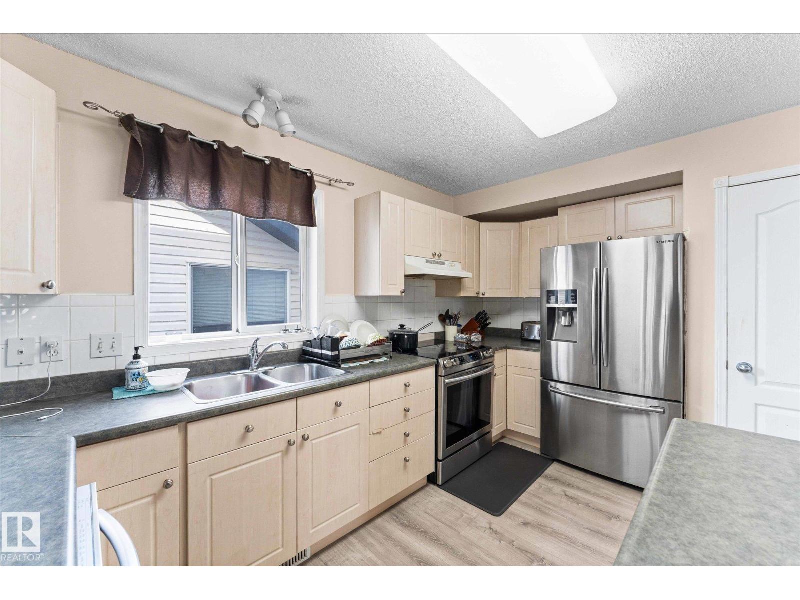 Photo 9 of 1220 Gillespie Cr Nw, Edmonton AB