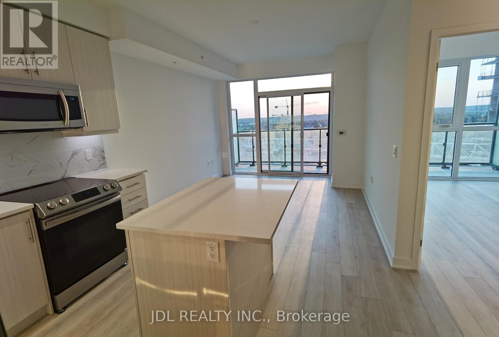 Photo 10 of 1510 75 Oneida Crescent, Richmond Hill ON