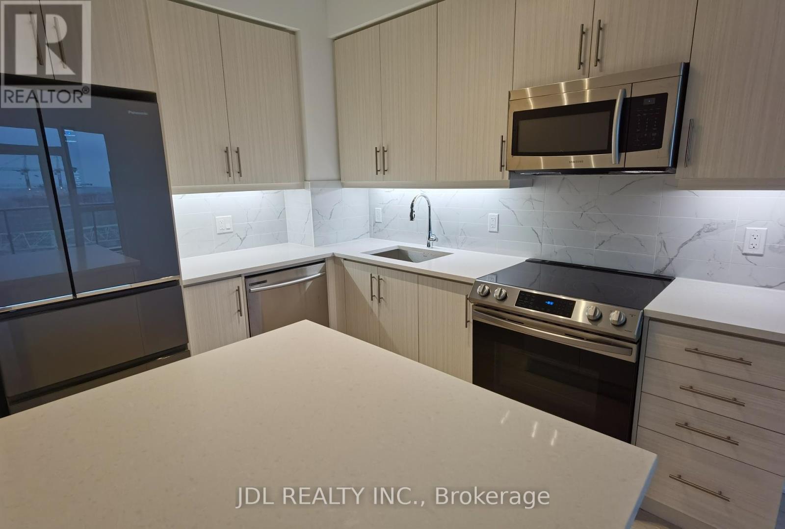 Photo 4 of 1510 75 Oneida Crescent, Richmond Hill ON