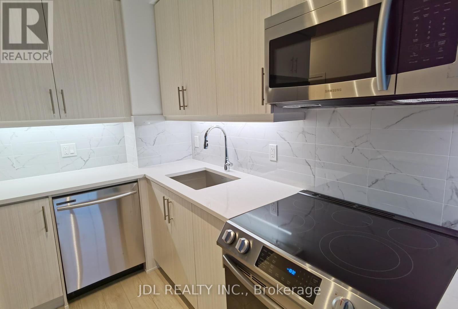 Photo 11 of 1510 75 Oneida Crescent, Richmond Hill ON