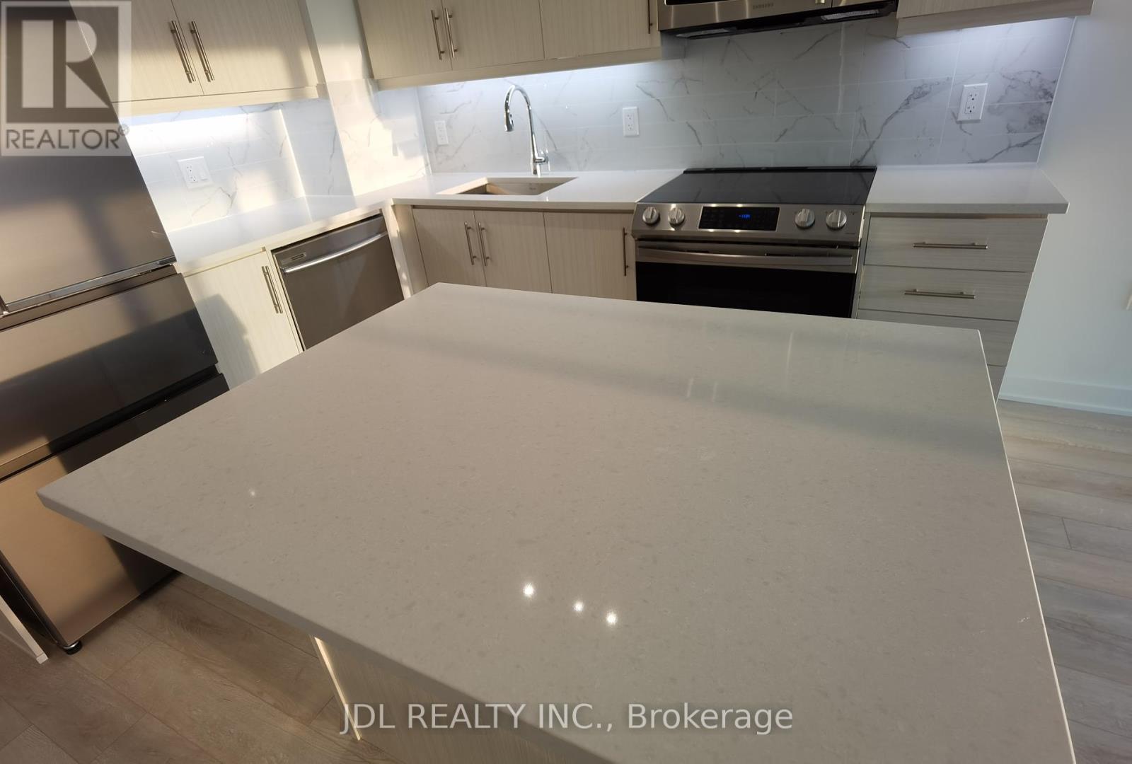 Photo 3 of 1510 75 Oneida Crescent, Richmond Hill ON