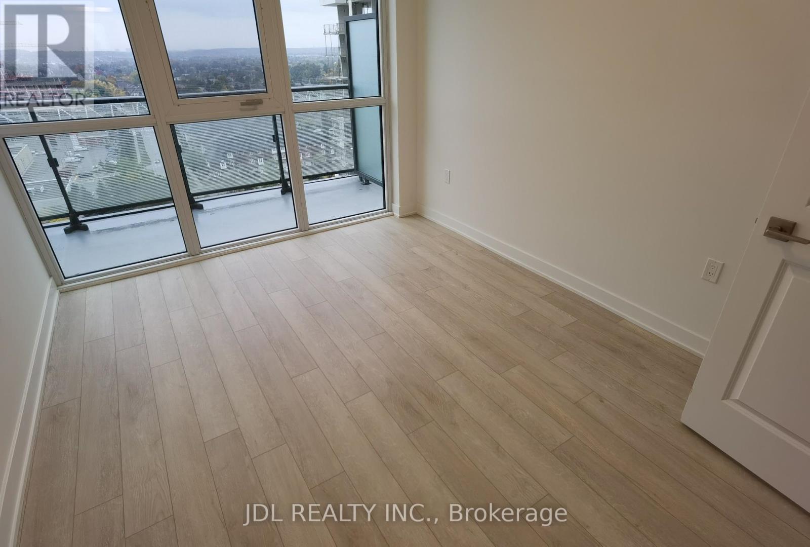 Photo 6 of 1510 75 Oneida Crescent, Richmond Hill ON