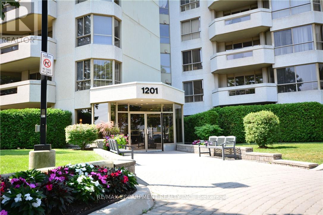 Photo 3 of 302 1201 North Shore Boulevard E, Burlington ON