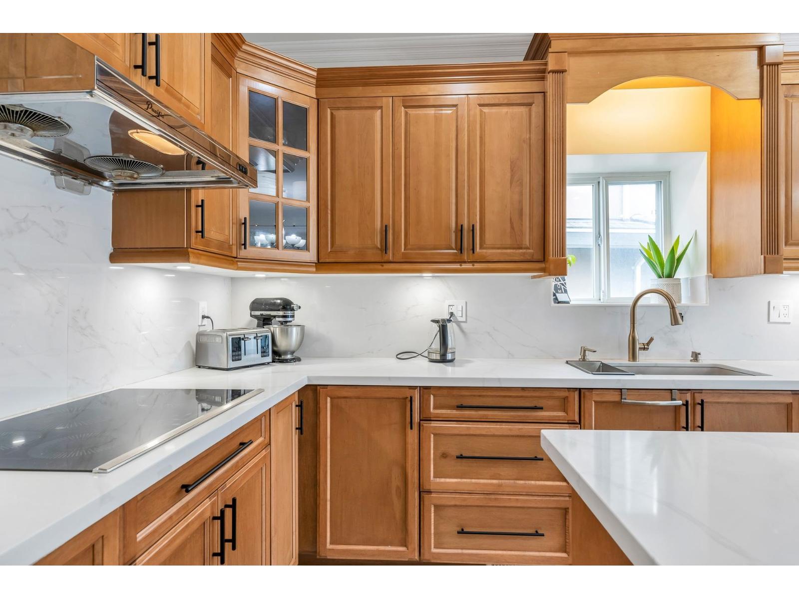 Photo 11 of 16488 104 A Avenue, Surrey BC