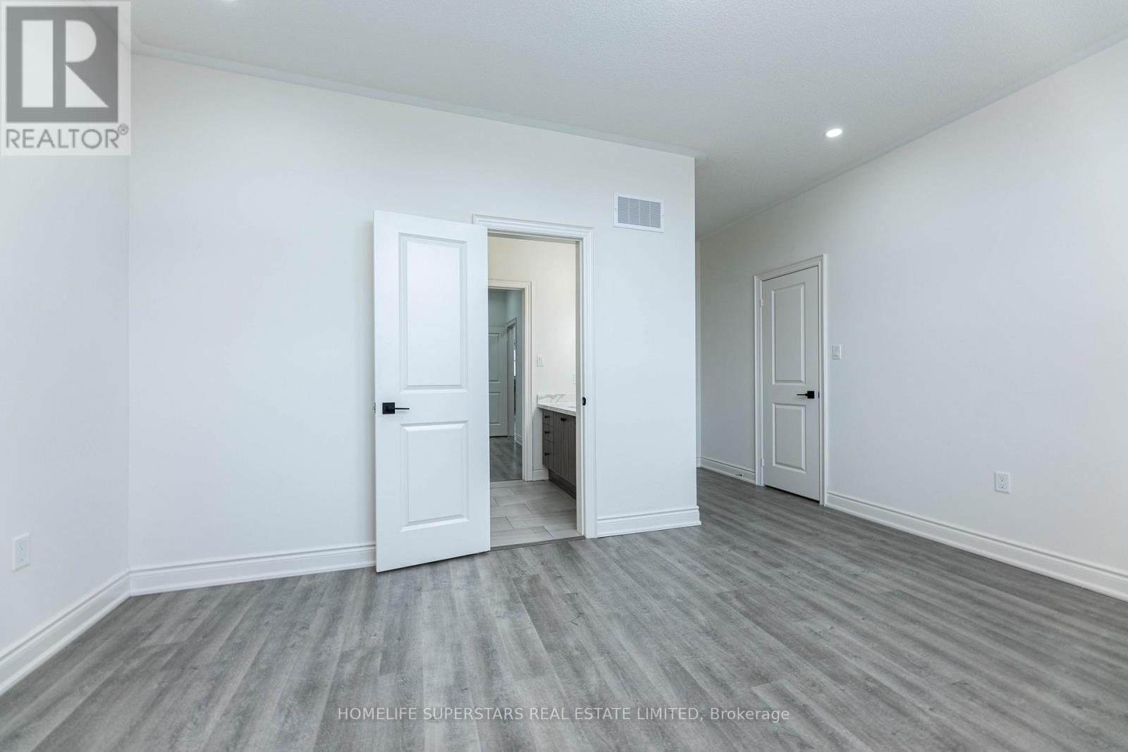 Photo 32 of 211 Granite Ridge Trail, Hamilton ON