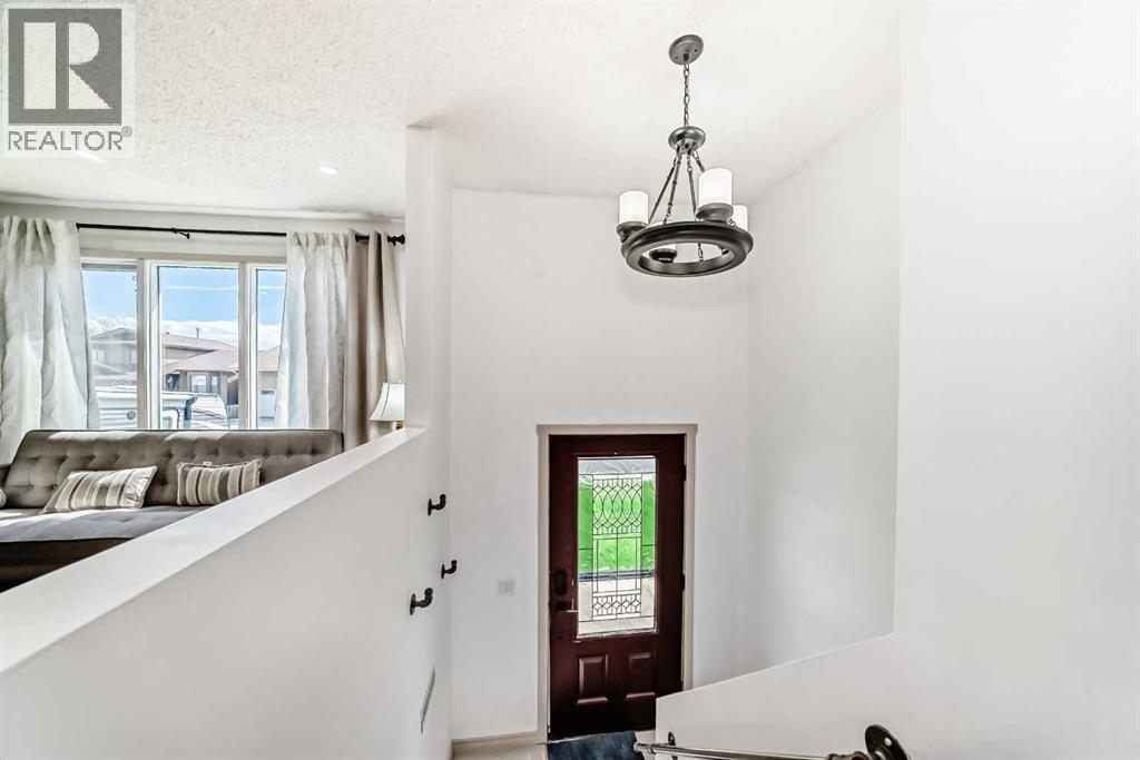 Photo 3 of 118 Ridgebrook Drive Sw, Airdrie AB