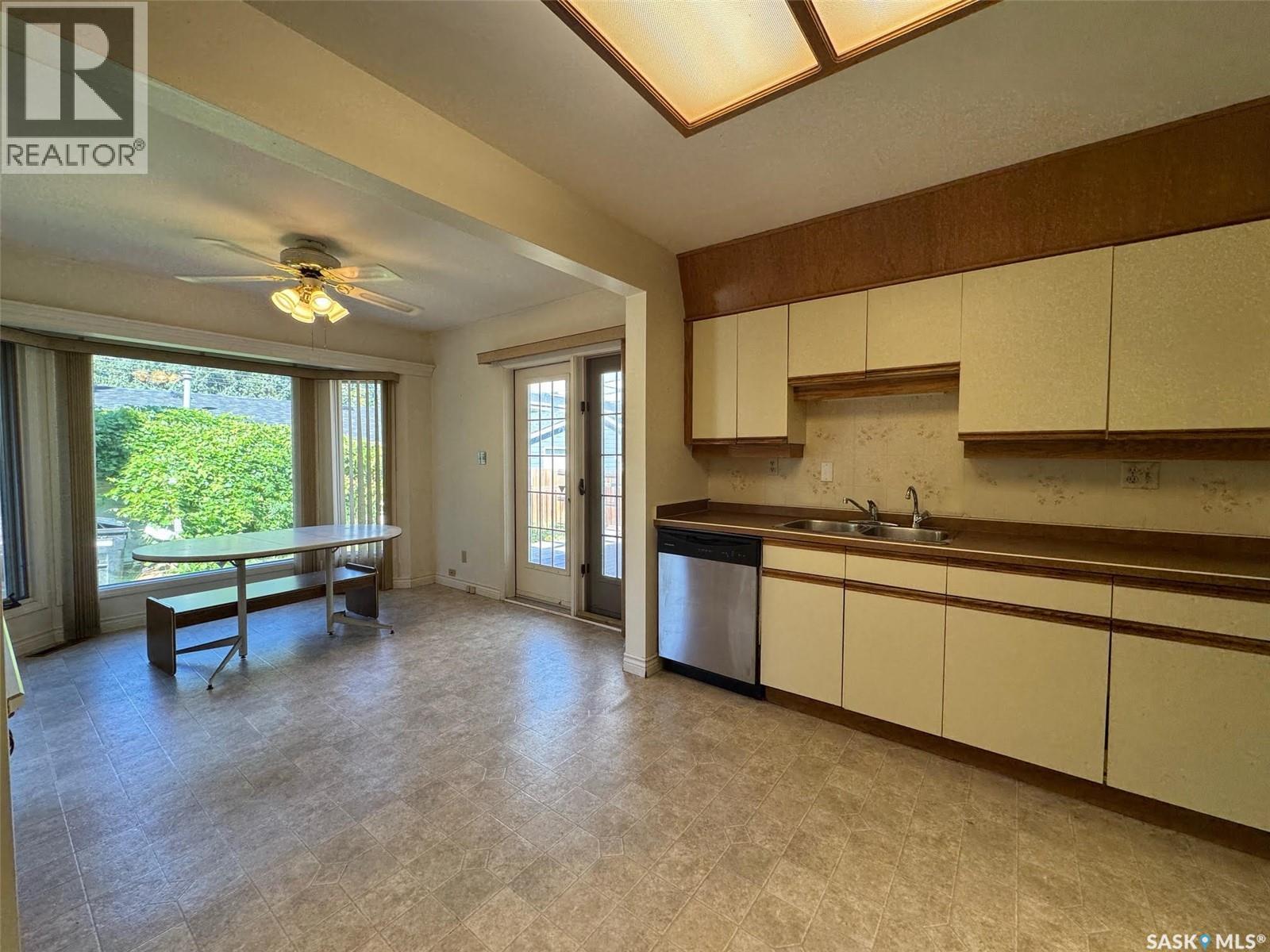 Photo 14 of 1406 Wiggins Avenue S, Saskatoon SK