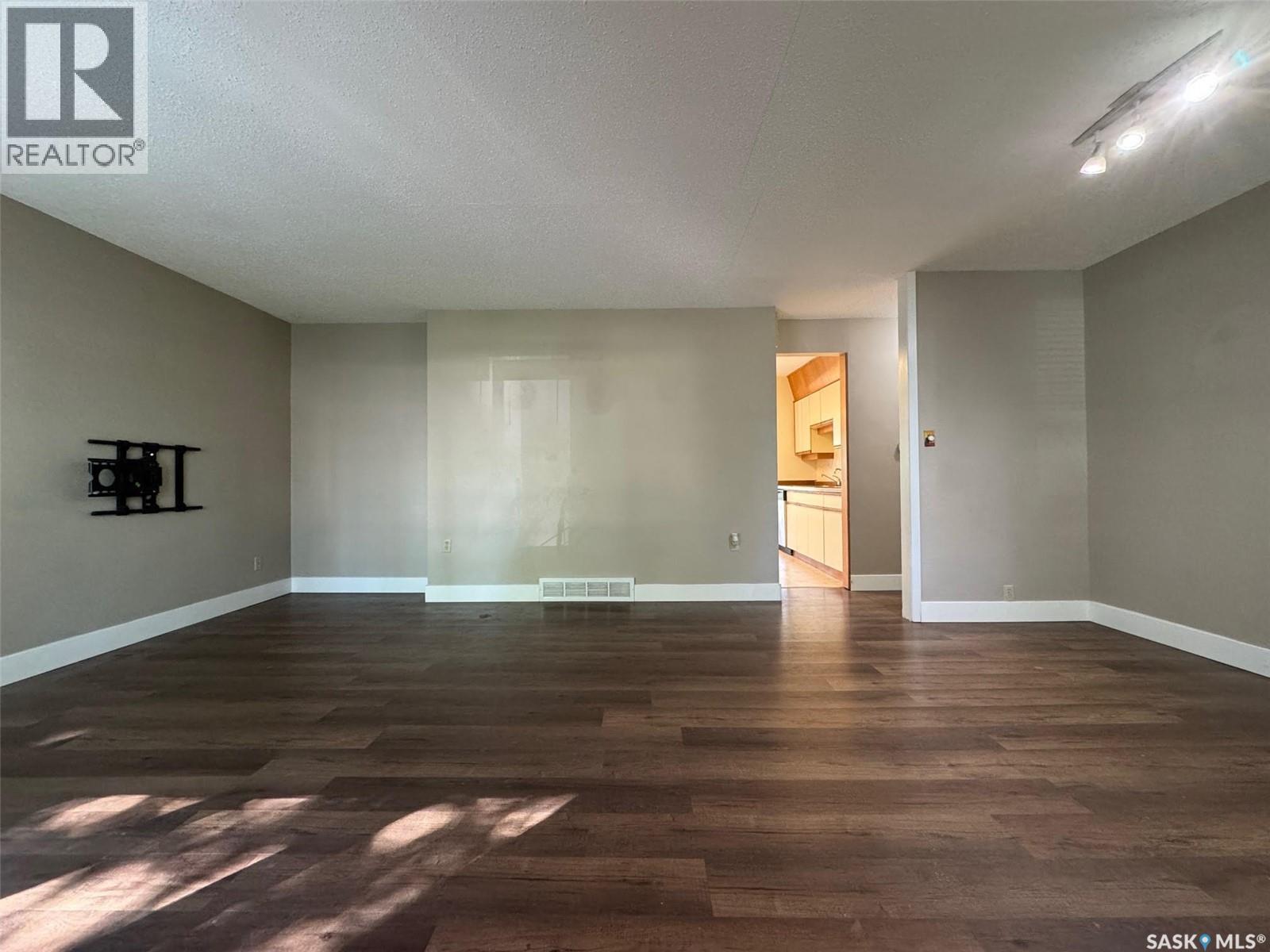 Photo 3 of 1406 Wiggins Avenue S, Saskatoon SK