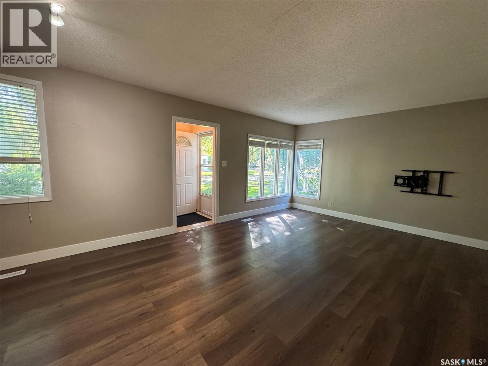Photo 7 of 1406 Wiggins Avenue S, Saskatoon SK