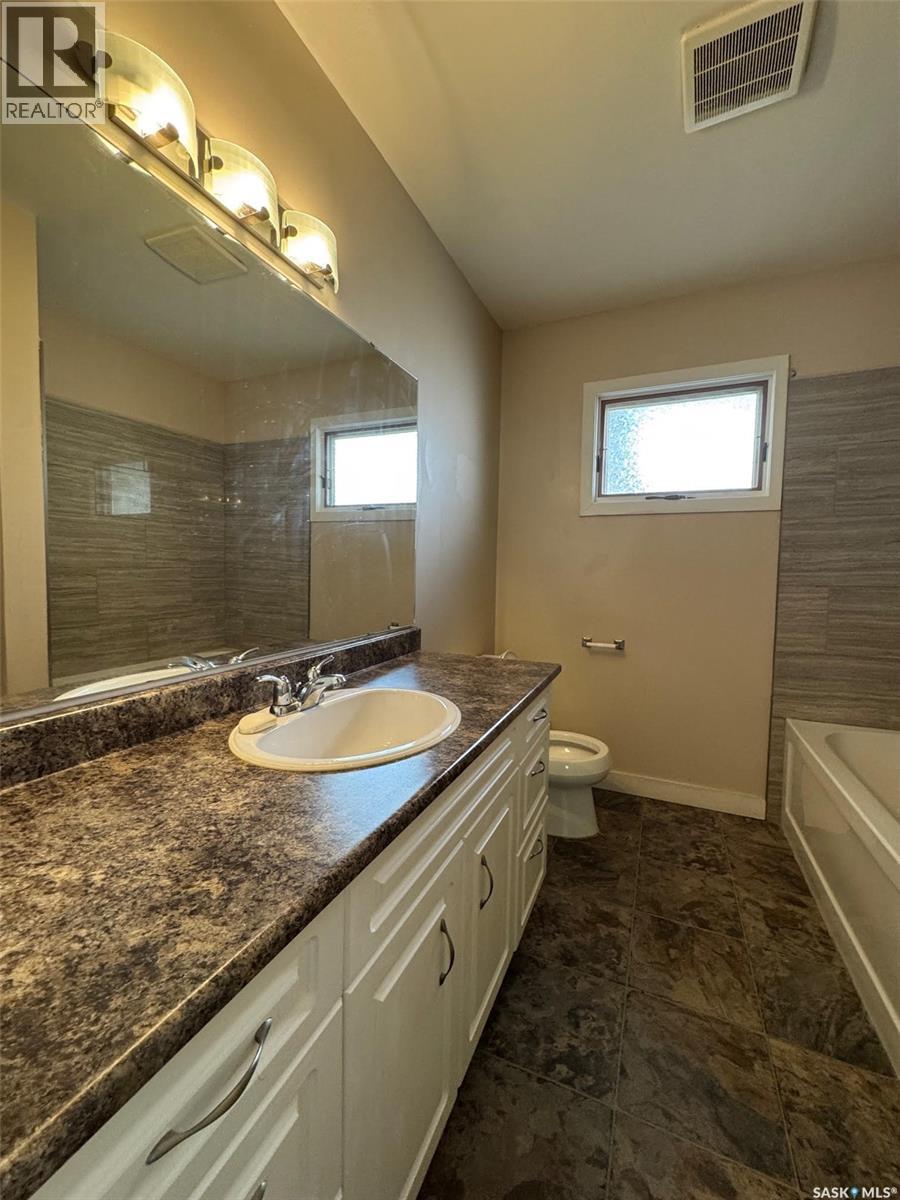 Photo 34 of 1406 Wiggins Avenue S, Saskatoon SK