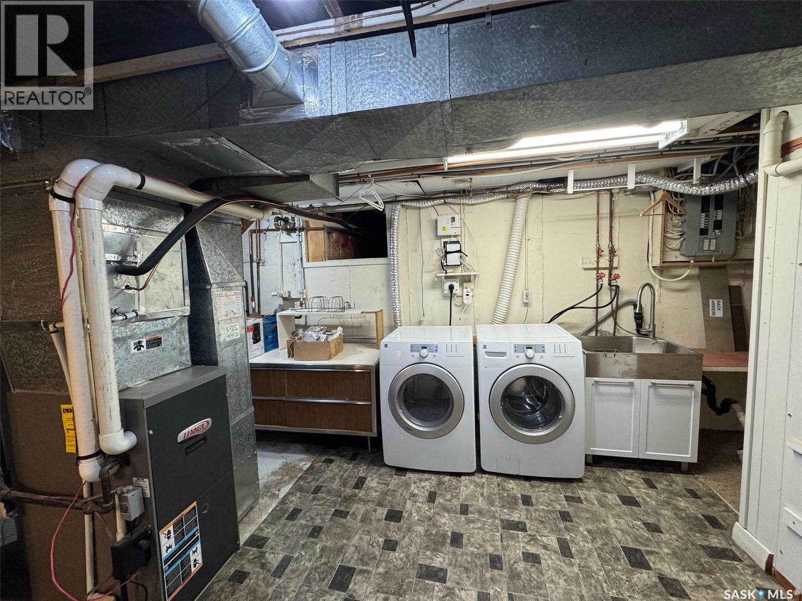 Photo 6 of 1406 Wiggins Avenue S, Saskatoon SK