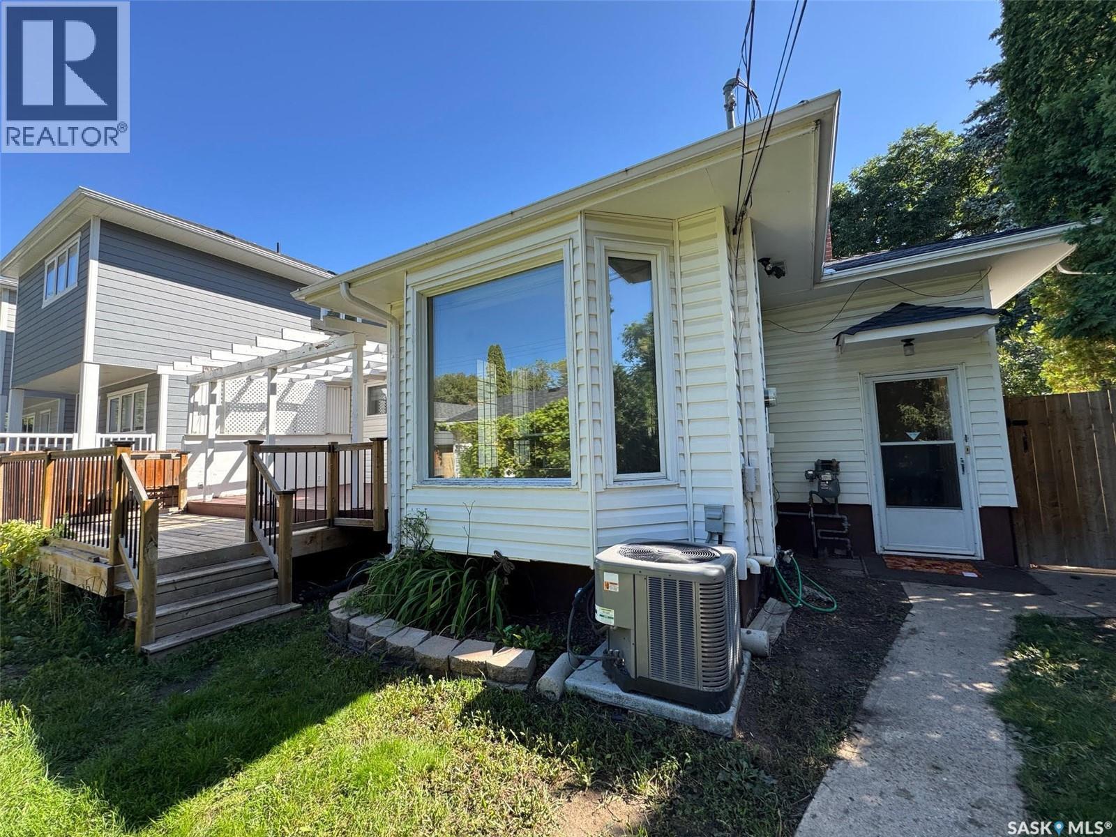 Photo 2 of 1406 Wiggins Avenue S, Saskatoon SK