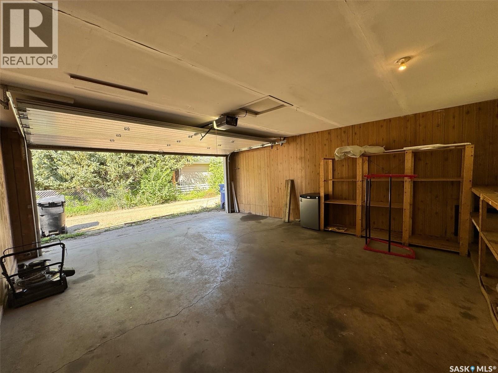 Photo 4 of 1406 Wiggins Avenue S, Saskatoon SK