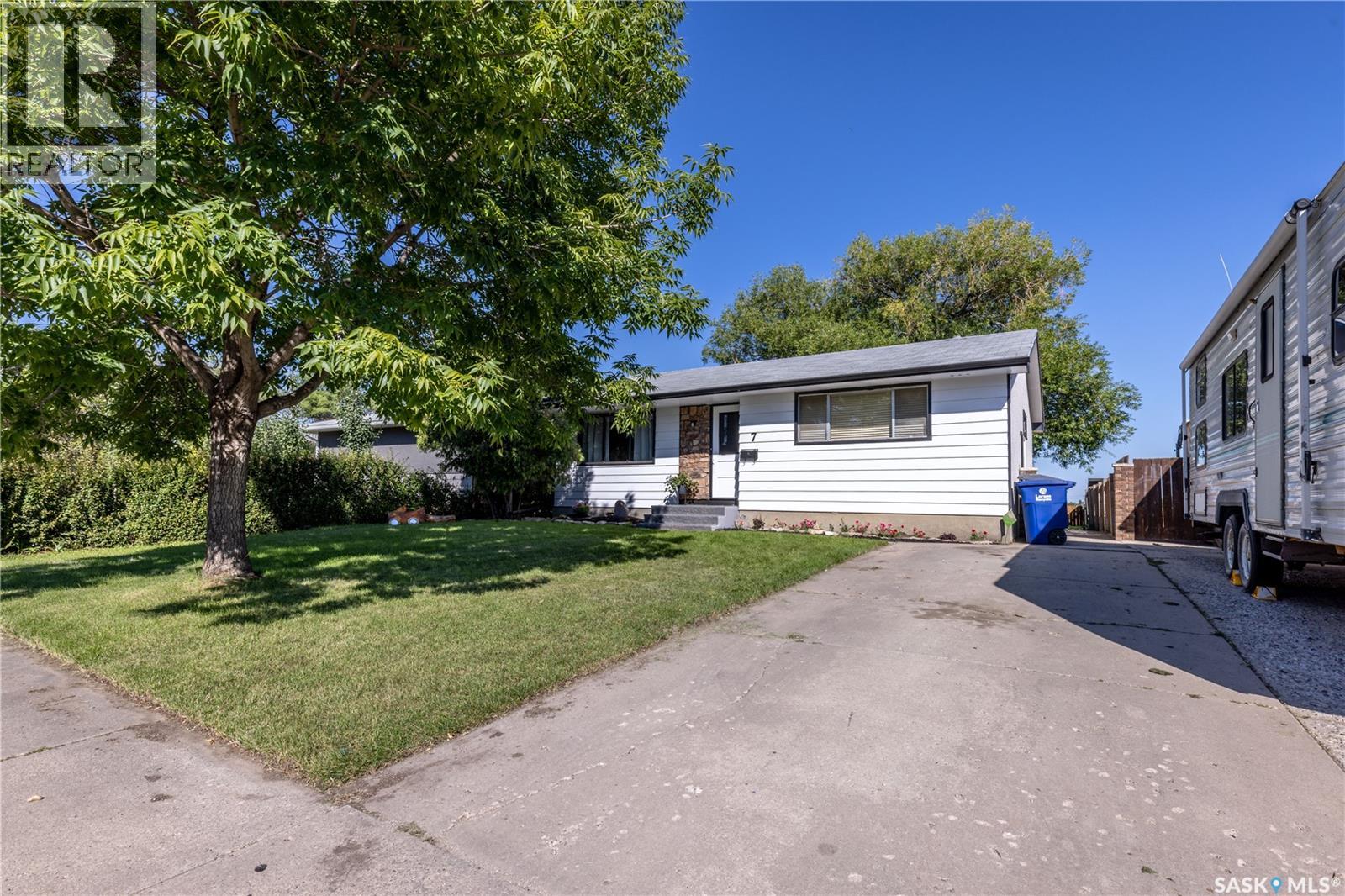 Photo 4 of 7 Ross Crescent, Saskatoon SK