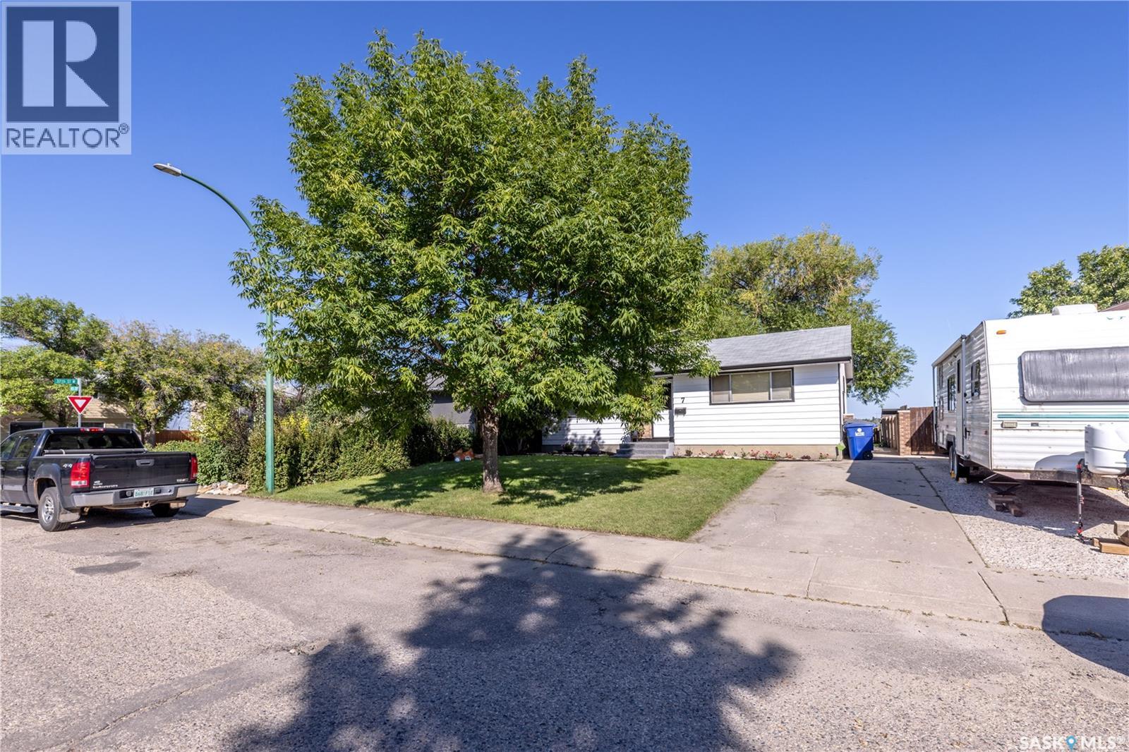 Photo 3 of 7 Ross Crescent, Saskatoon SK