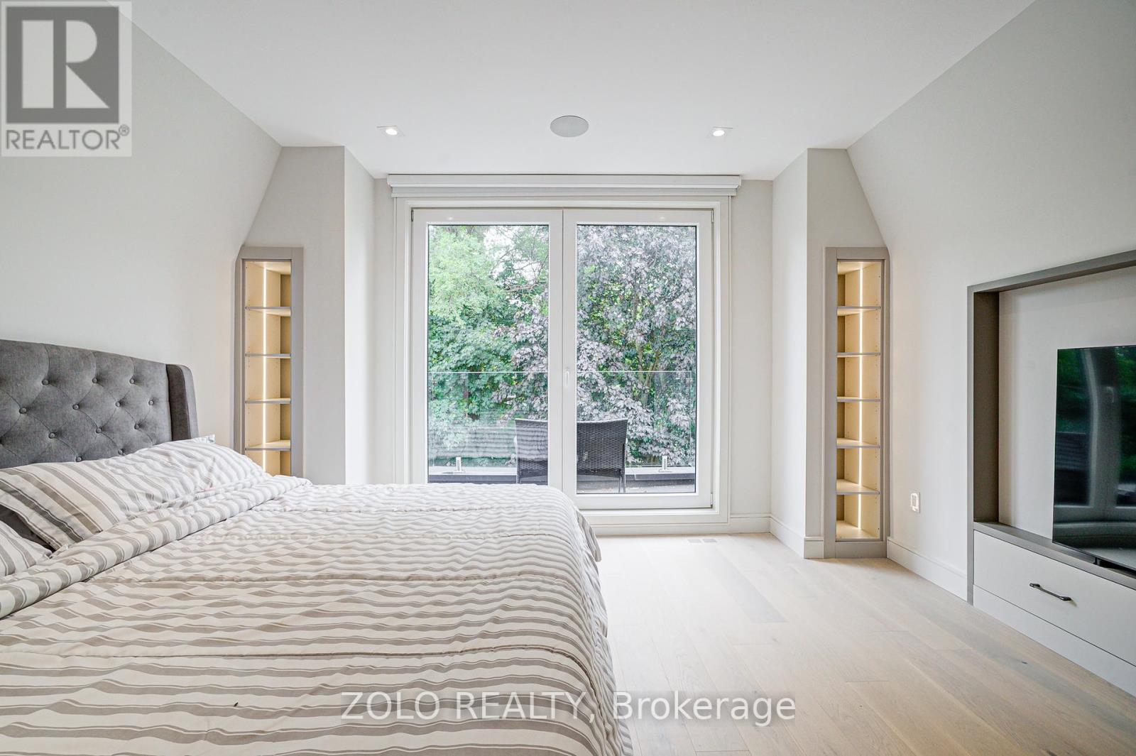 Photo 10 of 151 Dewbourne Avenue, Toronto ON