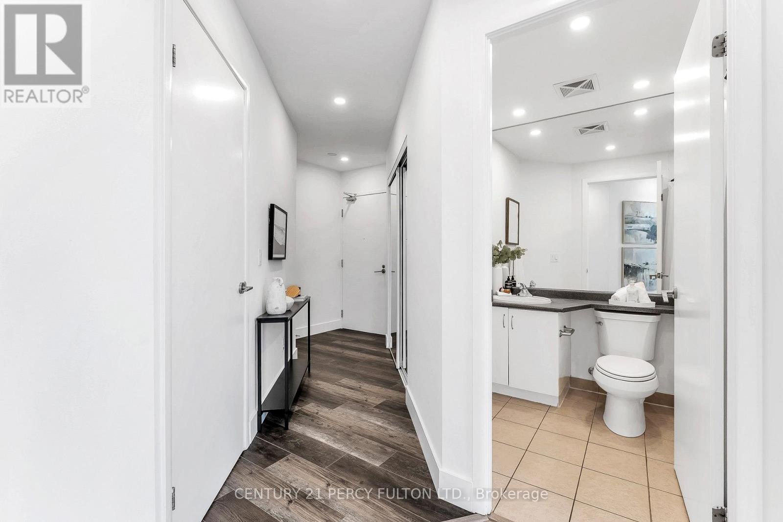 Photo 8 of 1663 209 Fort York Boulevard, Toronto ON