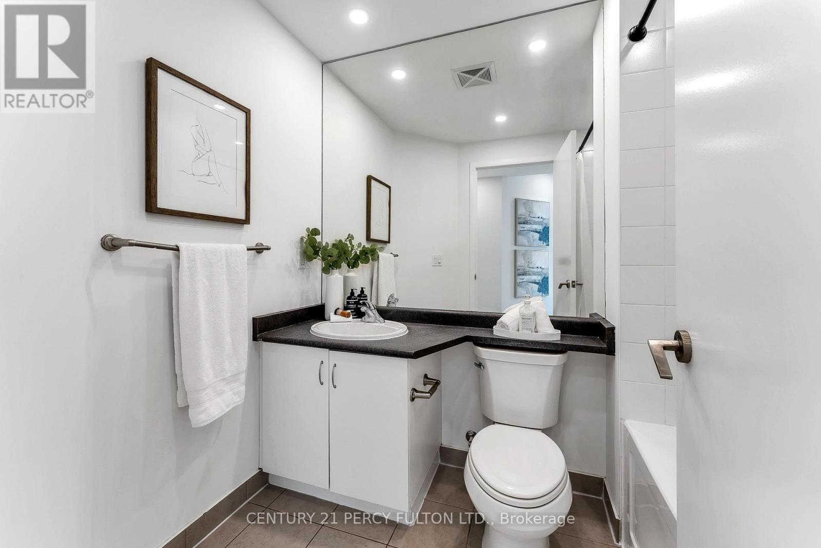 Photo 11 of 1663 209 Fort York Boulevard, Toronto ON