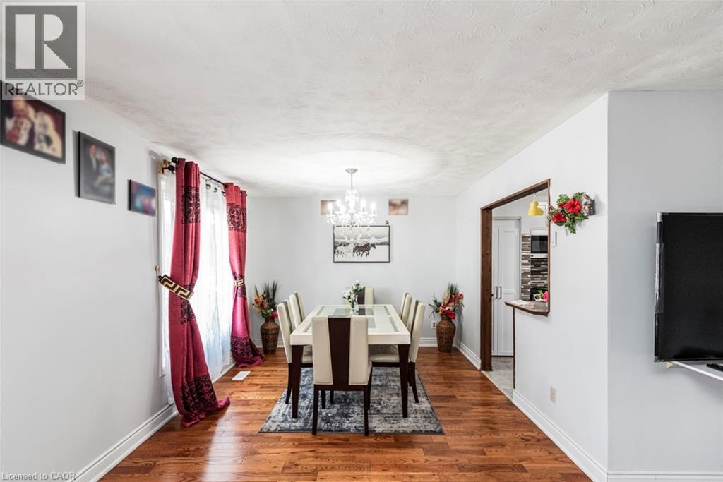 Photo 10 of 102 Quaker Crescent, Hamilton ON