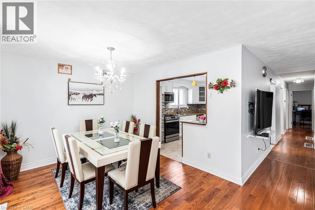Photo 11 of 102 Quaker Crescent, Hamilton ON