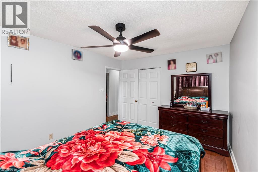 Photo 15 of 102 Quaker Crescent, Hamilton ON