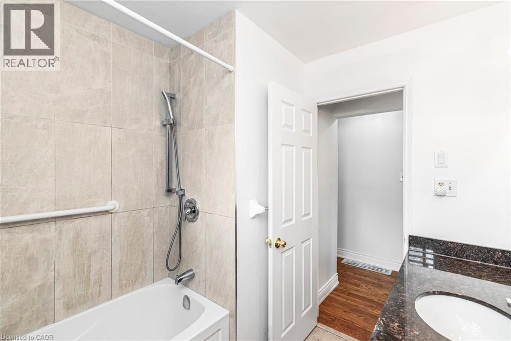 Photo 18 of 102 Quaker Crescent, Hamilton ON